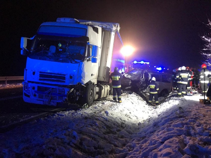 Śmiertelne czołowe zderzenie busa i ciężarówki w Czajęcicach. Zginęła jedna osoba