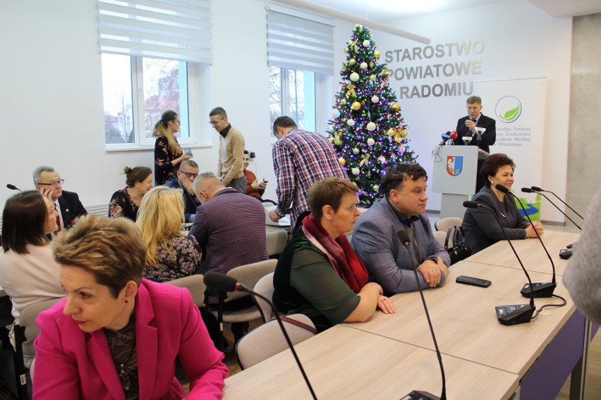 Samorządy z regionu radomskiego otrzymały dotacje na modernizację oświetlenia. Będą mogły zaoszczędzić energię. Zobacz zdjęcia