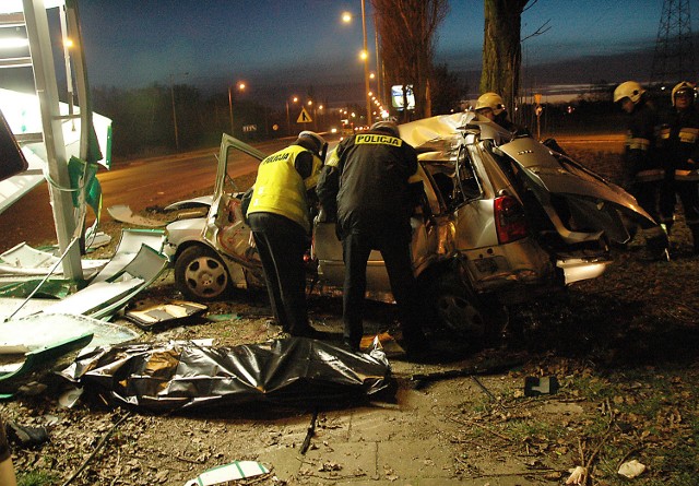 Wczoraj nad ranem, od centrum Szczecina w stronę osiedla Słonecznego pędził opel vectra. Na łuku jezdni, tuż za zjazdem w stronę Zdrojów, kierowca stracił panowanie nad autem. Wpadł w poślizg i uderzył w latarnię oraz reklamę stacji benzynowej BP przy ulicy Hangarowej. 29-letni kierowca przeszarżował. W miejscu, gdzie wolno jechać 50 km/godz., pędził ponad sto. Zatrzymany w chwili zderzenia prędkościomierz wskazywał 110. Można się domyślać, że w momencie poślizgu prędkość była jeszcze większa. Za brawurę kierowca zapłacił życiem.