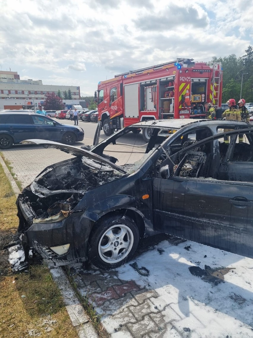 Pożar samochodu osobowego na parkingu szpitala w Grudziądzu