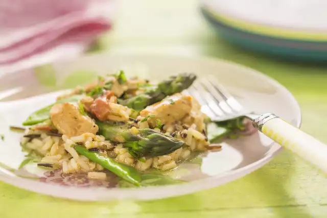 Do pysznego risotto ze szparagami i kurczakiem polecam dodać podsmażone pieczarki.