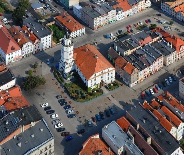 gminaStosunkowo niewielką powierzchnię 80 km 2 zamieszkuje 21,5 tys. mieszkańców, z czego ponad 8 tys. mieszka w samym Paczkowie. W skład gminy wchodzi 12 sołectw - Dziewiętlice, Frydrychów, Gościce, Kamienica, Kozielno, Lisie Kąty, Stary Paczków, Ścibórz, Trzeboszowice, Ujeździec, Unikowice i Wilamowa.