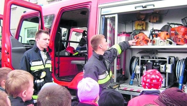 Po zakończeniu ćwiczeń uczniowie podstawówki w Gorzkowie mogli oglądać czerwone samochody i strażacki sprzęt ratowniczy.