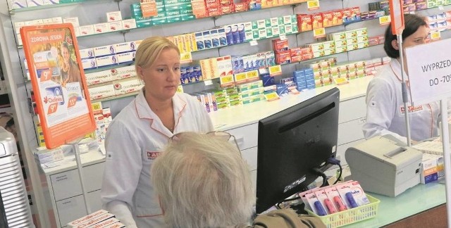 Branża farmaceutyczna generuje ok. 1 proc. polskiego PKB oraz zatrudnia ok. 100 tys. osób. A liczby te będą rosnąć. Dla osób dopiero wybierających swoją ścieżkę kariery czy też rozważających zmianę branży sektor ten na pewno wyda się ciekawy. Dlaczego warto w nim pracować i kto może znaleźć w nim pracę?  Wysokie zarobkiPod koniec ubiegłego roku zaskoczenie wywołała informacja, że Amazon, oferujący na rynku amerykańskim m.in. sprzęt medyczny, jest już na ostatnim etapie ustalenia strategii wejścia na rynek leków na receptę, który w USA jest wart ponad 500 miliardów dolarów. Zainteresowanie tego giganta tym rynkiem pokazuje, jak wielkie nadzieje są z nim wiązane. Również pod względem wynagrodzeń branża ta ma się czym pochwalić. Przykładowo w Niemczech branża farmaceutyczna, obok bankowej i samochodowej, jest najlepiej opłacaną – roczne wynagrodzenie sięga tu kwoty 69.337 euro (ok. 290 tys. zł). Jak sytuacja kształtuje się w naszym kraju?To już nieuchronne: ceny chleba wzrosną o 80 proc., mięsa o 30-40 proc. Co jeszcze podrożeje w najbliższym czasie, o ile i dlaczego? Kliknij, poznasz odpowiedź!- W Polsce kolejny rok z rzędu branża farmaceutyczna jest jedną z lepiej opłacanych. Trwający już od kilku lat stały rozwój tego obszaru powoduje rosnące zapotrzebowanie na fachowców z doświadczeniem oraz wykształceniem medycznym. Firmy są zmuszone rywalizować między sobą o ekspertów, co powoduje wzrost wynagrodzeń. W tym roku o 10-20% w stosunku do roku poprzedniego wzrosną wynagrodzenia pracowników z działów medycznych, R&D, marketingu oraz sprzedaży, a także e-commerce w branży farmaceutycznej – mówi Dorota Jankowska, Team Leader Life Sciences w HRK S.A.Ile zarabiają farmaceuci? Piszemy na następnych stronach.