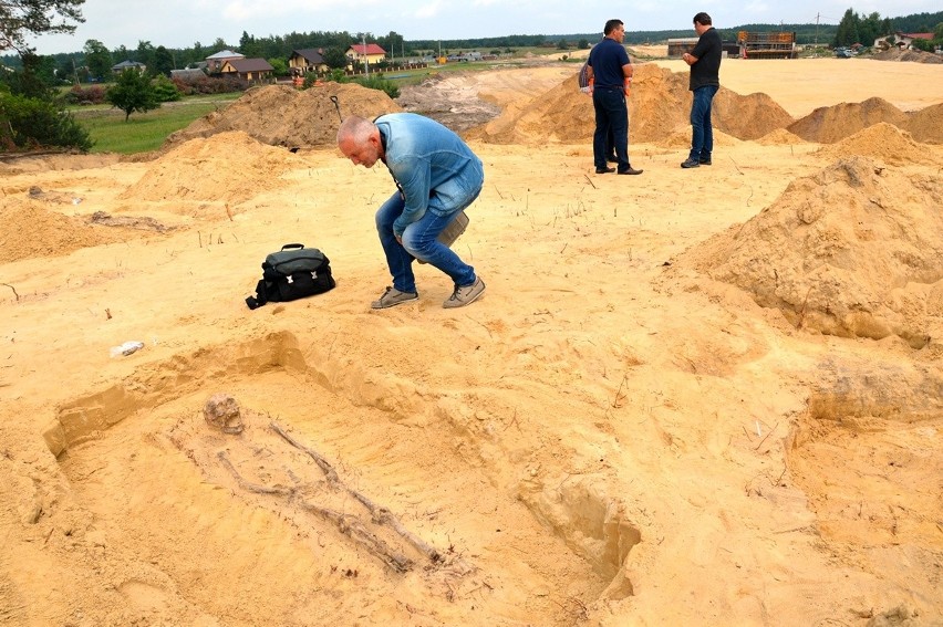 Niezwykłe odkrycie podczas wykopalisk. Ponad sto szkieletów na cmentarzu z XVI wieku w Jeżowem! [FOTO]