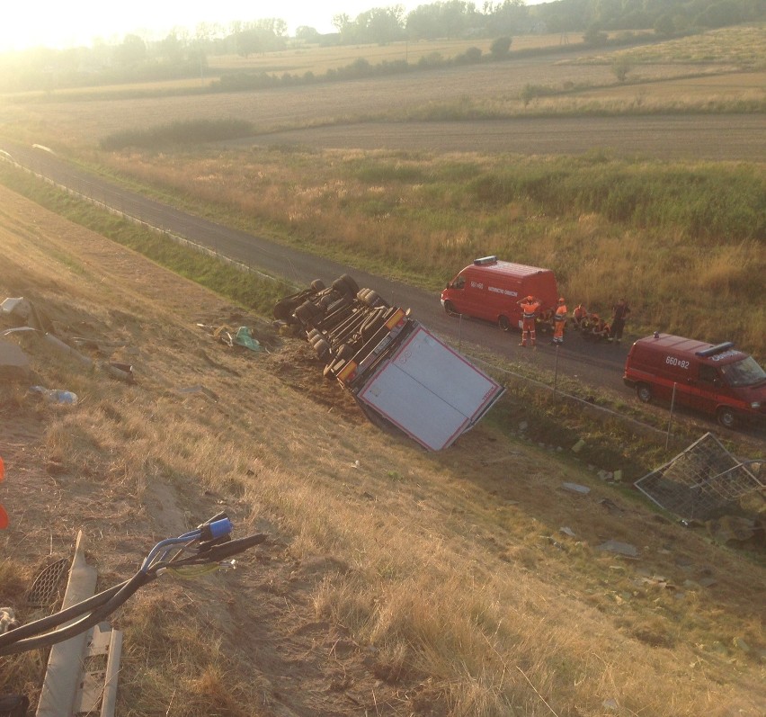 DZ24: Wypadek na A1. Tir przebił bariery. Będzie wyciągany w nocy [ZDJĘCIA]