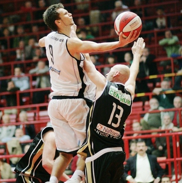 Koszykarze "Stalówki&#8221; (z piłką Marek Piechowicz, z numerem 13 Grzegorz Ożóg) przegrali z MOSiR Krosno zaledwie jednym punktem, a po meczu rezygnację złożył trener stalowowolskiej drużyny, Bogdan Pamuła.