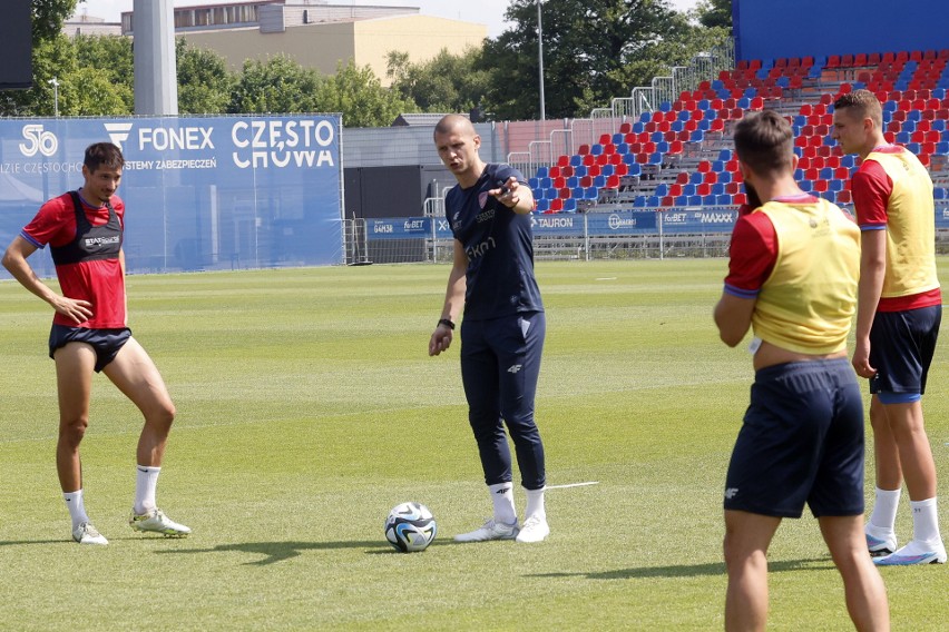 Trener Dawid Szwarga instruuje piłkarzy