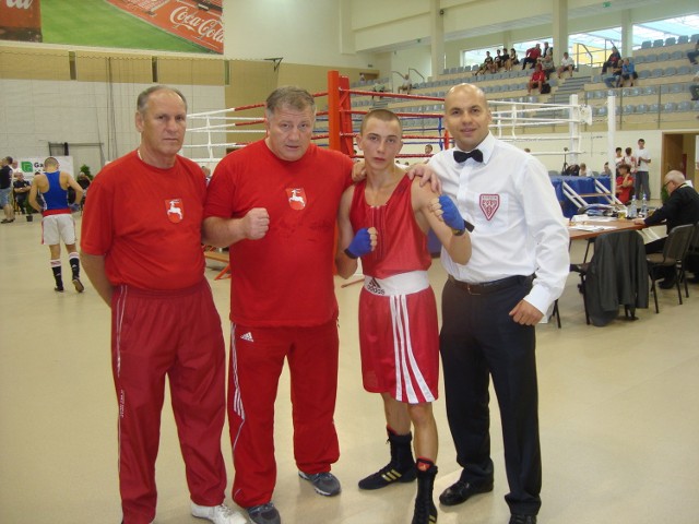 Adrian Kowal (Olimp Lublin) po wygranym finale w Wieliczce. Drugi od lewej - Andrzej Głąb, szkoleniowiec lubelskiego pięściarza