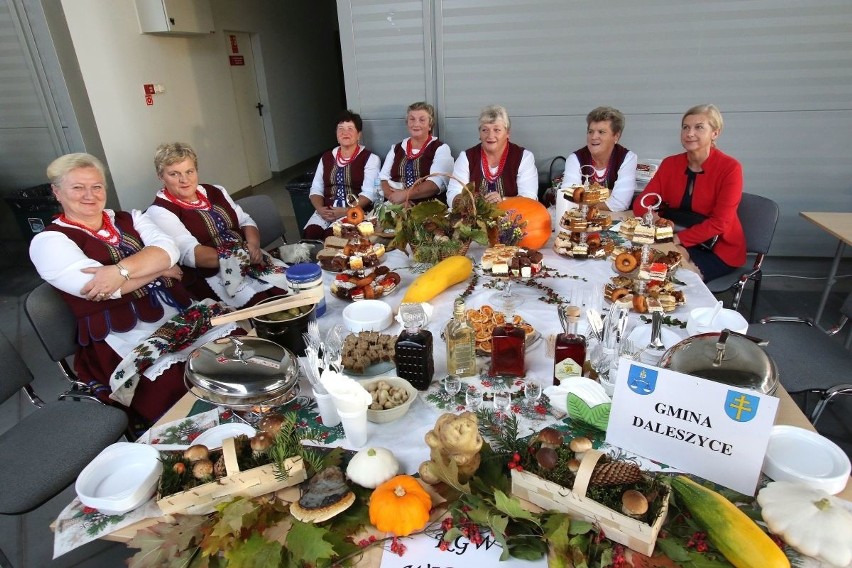 Laureaci z powiatu kieleckiego na gali Rolnik Roku 2018 w Kielcach. Tak odbierali laury i się bawili                                 