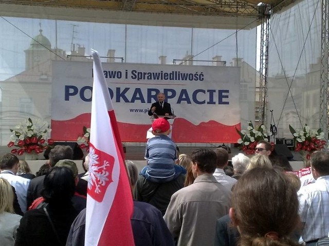 Jarosław Kaczyński przemawia na rzeszowskim rynku.