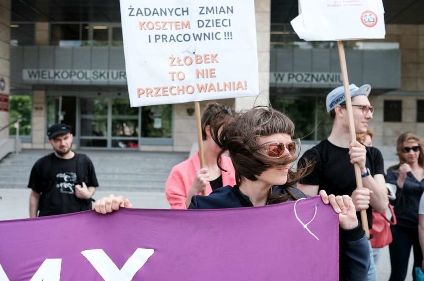 Protest w sprawie żłobków przed UW w Poznaniu