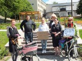 Skromny protest na słynnych schodach w Starachowicach. Wśród protestujących była radna powiatowa. Zobacz zdjęcia