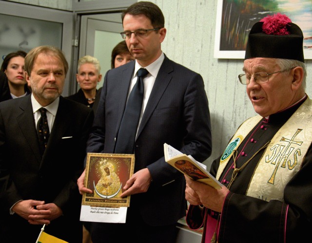 Konsulem honorowym Litwy we Wrocławiu jest prawnik i zarazem przedsiębiorca - Tomasz A. Kosoń (w środku). Z lewej ambasador Litwy Sarunas Adomavičius, z prawej ks. Alfonsas Jurkevičius