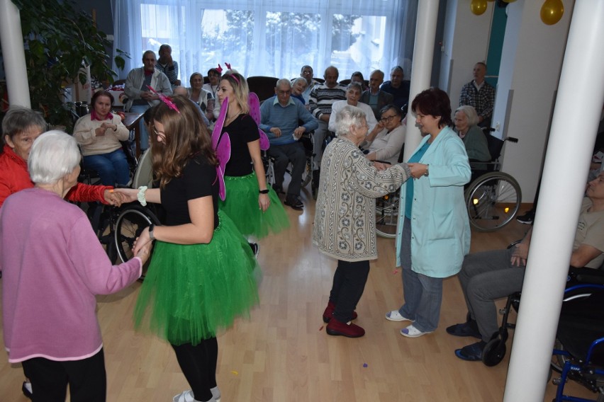Niezwykła andrzejkowa zabawa w Domu Pomocy Społecznej w Sandomierzu. Były wróżby i tańce. Zobacz zdjęcia