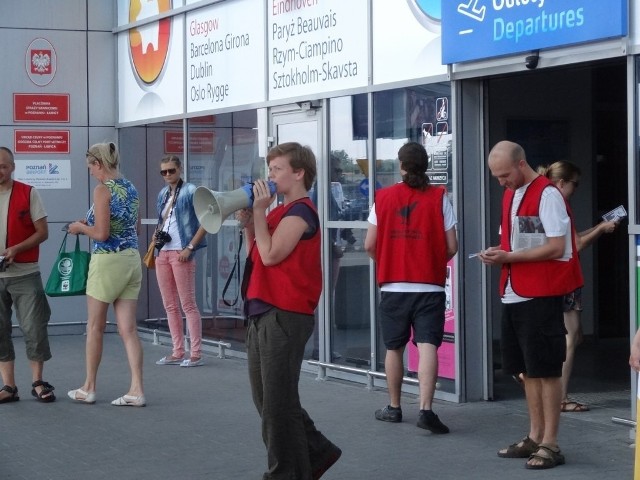 Protest na lotnisku Ławica. Na znak solidarności z byłą pracownicą sklepu