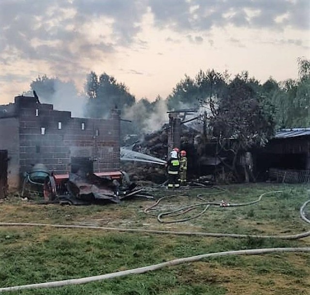 Sześć godzin trwała akcja związana z ugaszaniem pożaru, który wybuchł w nocy w jednym z gospodarstw w Szczercowie. W akcji brało udział kilka zastępów straży pożarnej