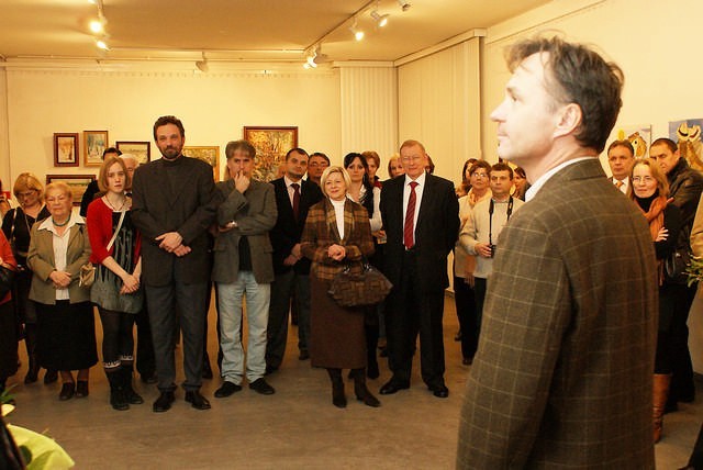 Jednym z ubiegłorocznych stypendystów jest wiodczny na pierwszym planie Rafał Gotowicz, któremu finansowe wsparcie przyznano na przygotowanie wystawy jubileuszowej