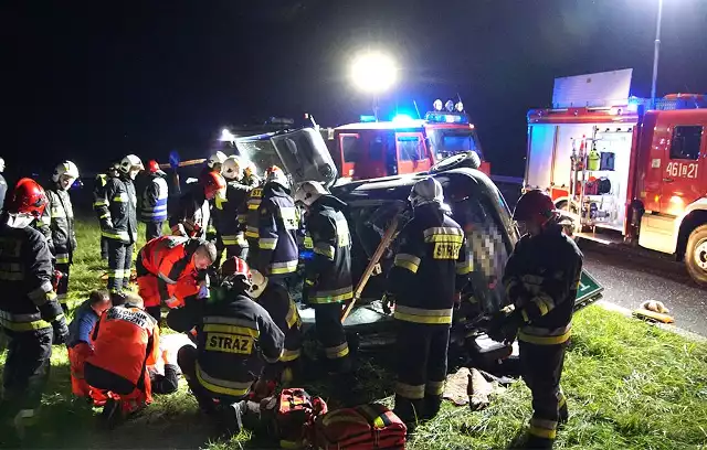 Ok. godz. 20.15 w miejscowości Parłówko niedaleko Kamienia Pomorskiego doszło do zderzenia samochodu osobowego z tirem. Dwie osoby zostały poszkodowane i trafiły do szpitala. Na miejscu działały cztery zastępy strażaków. Poszkodowanych trzeba było wycinać z pojazdu.