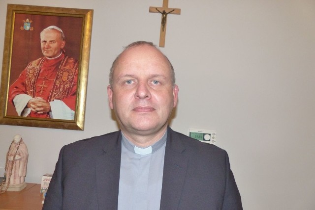 Ksiądz Krzysztof Banasik, zastępca dyrektora Caritas Diecezji Kieleckiej, zachęca do udziału w obchodach I Światowego Dnia Ubogich w Kielcach.