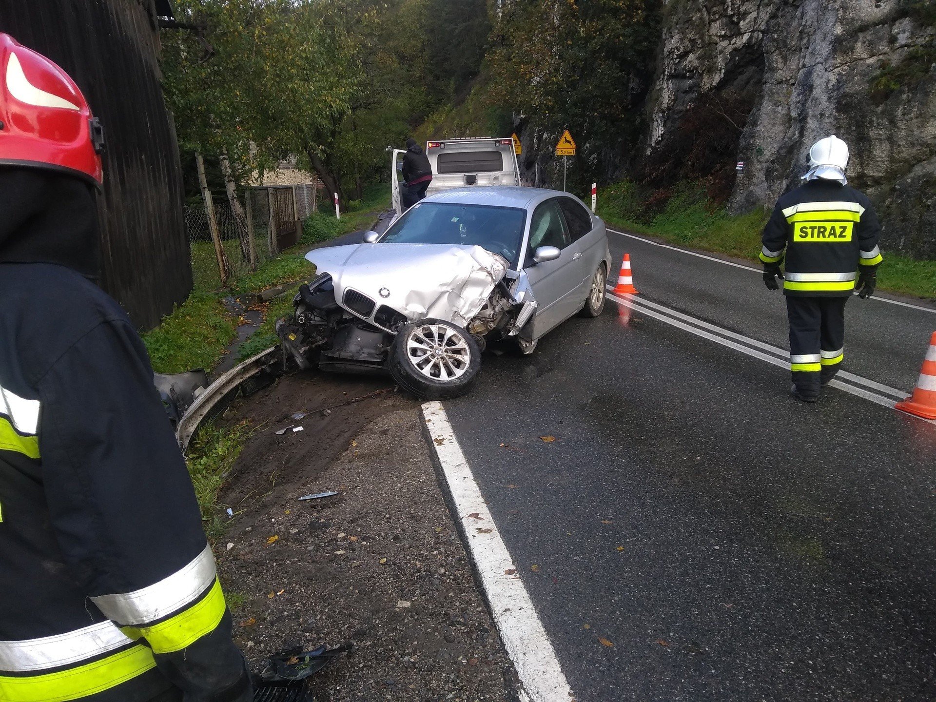 Wypadek BMW w Skale na drodze wojewódzkiej. Samochód w