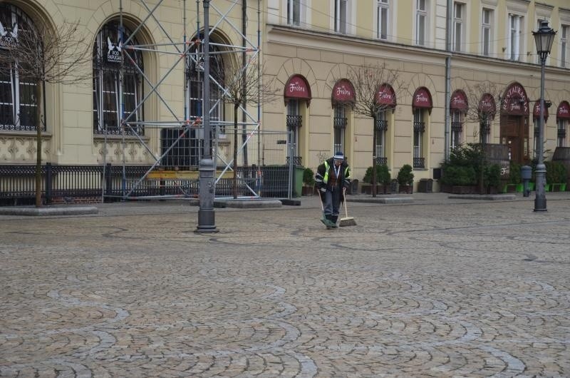 Sprzątali po sylwestrowej zabawie. Rynek czysty. Śmieci zalegały wokół (ZDJĘCIA)