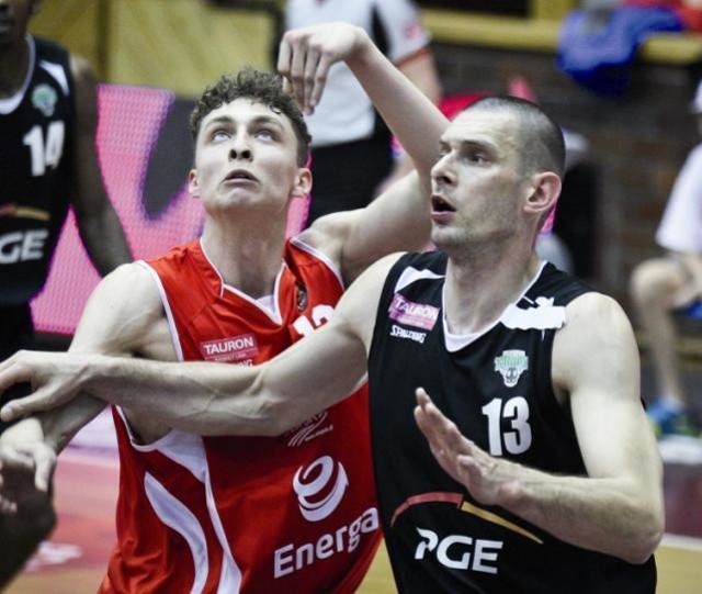 Po trudnym sezonie w Enerdze Czarnych, Borowski (z lewej) gra teraz z kadrą Polski. 