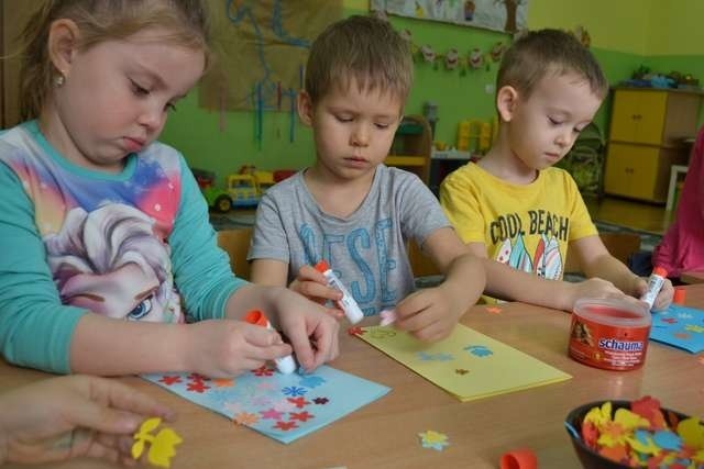 Dzieci z oddziału przedszkolnego w Chrostkowie przygotowały dla dziadków i babć przepiękne laurki