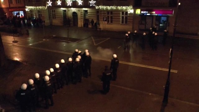 Zamieszki w Ełku po zabójstwie 21-letniego Daniela ustały około północy. Policja pozostaje na ulicach