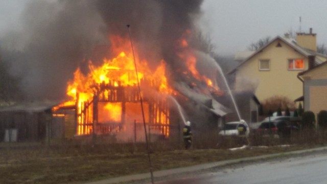 W poniedziałek w Kańczudze spalił się budynek gospodarczy. Zdjęcia i film dostaliśmy od naszego Czytelnika na adres alarm@nowiny24.pl. Dziękujemy.