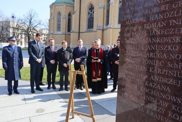 Krótka ceremonia rocznicowa pod przewodnictwem ks. Ireneusza Kuleszy odbyła się w poniedziałek (10 kwietnia) w Łodzi pod pomnikiem ofiar katastrofy smoleńskiej.