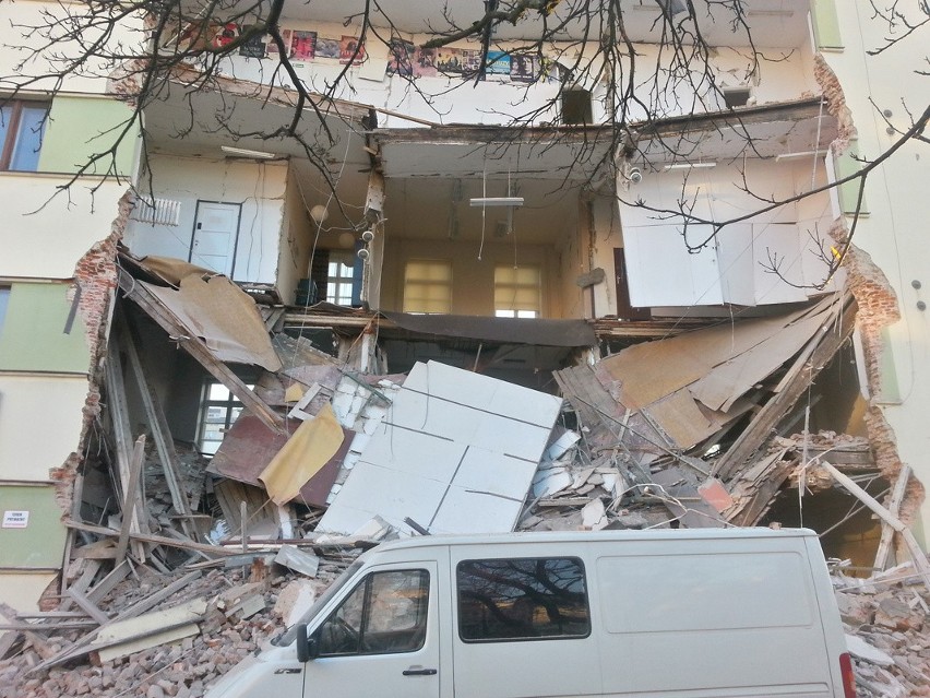Katastrofa budowlana na Sienkiewicza. Zawalił się budynek [ZDJĘCIA, FILM]
