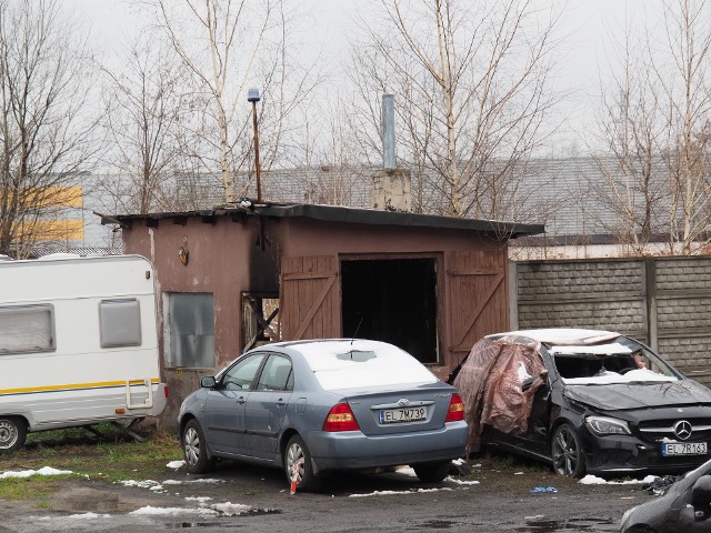 Do tragedii doszło przy ul. Konstytucyjnej w Łodzie, gdzie pożar wybuchł w parterowym domu murowanym. Ochroniarz z pobliskiego parkingu poinformował wezwanych strażaków, że w płonącym budynku może być jedna osoba. Tak też było. Strażacy wynieśli 40-letniego mężczyznę, którego nie udało się uratować.