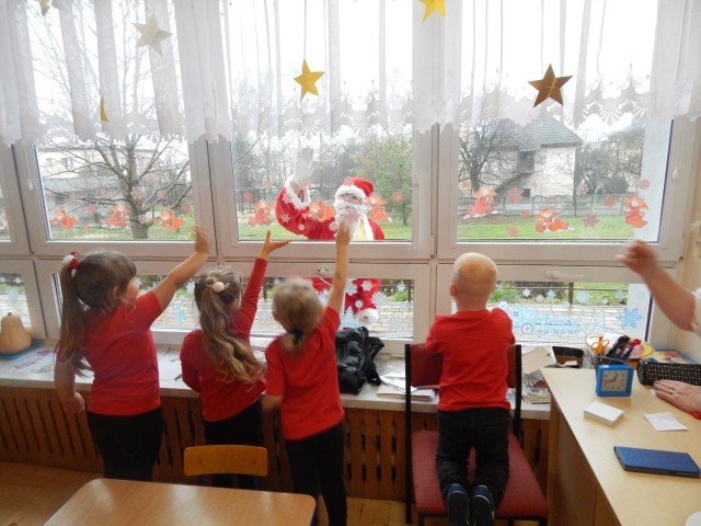 Przedszkolaki w Przysusze przez okno zobaczyły zbliżającego się Mikołaja, który przyszedł do nich w odwiedziny.