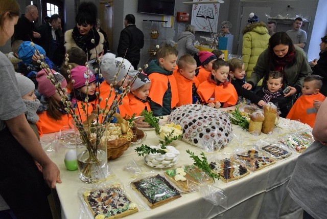 Fajne babki, niezłe ciacha - to hasło świątecznego kiermaszu, który zorganizowała Akademia Szkolnictwa AS w Inowrocławiu. Podczas imprezy można było obejrzeć, posmakować i kupić słodkie smakołyki, których nie powinno zabraknąć na wielkanocnym stole. Wszystkie ciacha, babki, mazurki i praliny zaprezentowane na kiermaszu były dziełem uczniów AS-a.