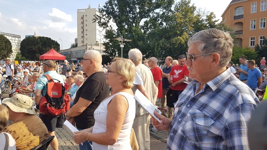Kilkaset osób wzięło udział w patriotycznym śpiewaniu w Szczecinie