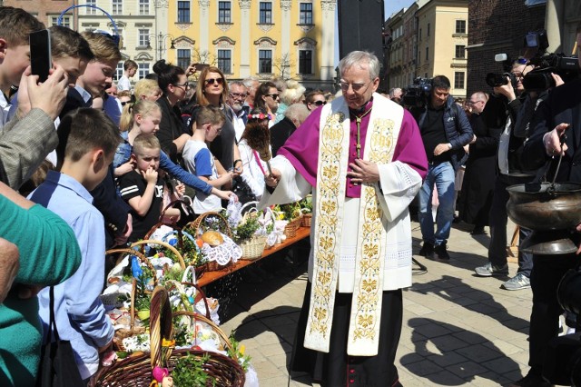 Tak wyglądało święcenie pokarmów dwa lata temu przed Bazyliką Mariacką. W tym roku zalecane jest błogosławieństwo pokarmów właśnie na zewnątrz kościołów