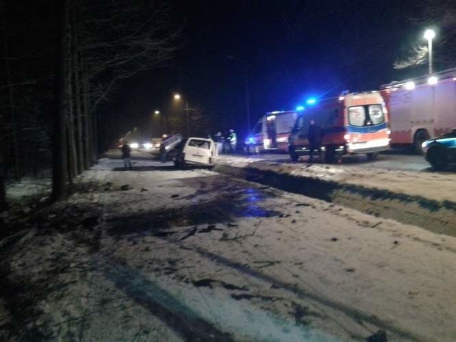 Ul. Mickiewicza: Tragiczny wypadek. Samochód uderzył w drzewo, a laweta w ambulans, przejeżdżając rannego 47-latka