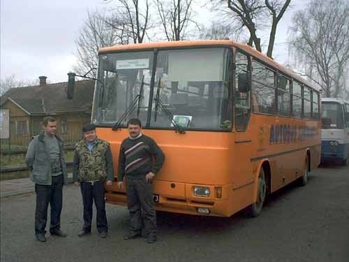 Kierowcy padewskich gimbusów Adam Tomczyk, Jan Gatus i Stanisław Półbrat.