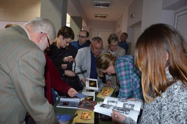 Uczestnicy sesji chętnie kupowali najnowszą książkę Adama Węsierskiego.