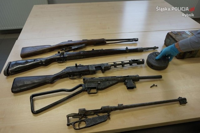 Policjanci z Rybnika zlikwidowali nielegalny arsenał broni, amunicji i materiałów wybuchowych