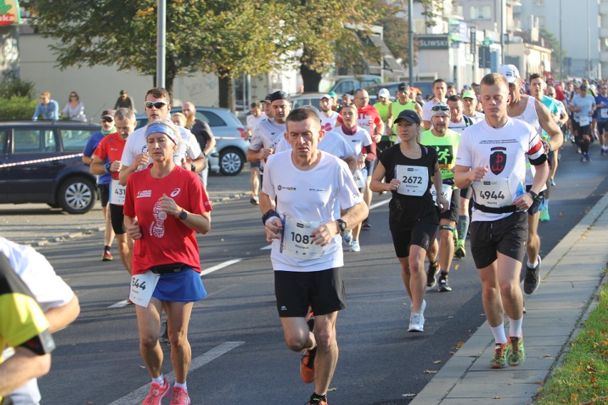 Zdjęcia z maratonu w Poznaniu 2018 - biegacze na pierwszym...