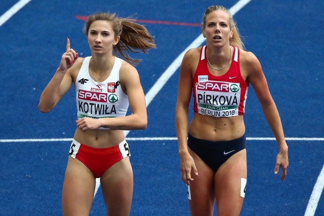 Martyna Kotwiła (z lewej) zdobyła w Halowych Mistrzostwach Polski w Toruniu dwa medale - srebrny na 60 metrów i złoty na 200 metrów.