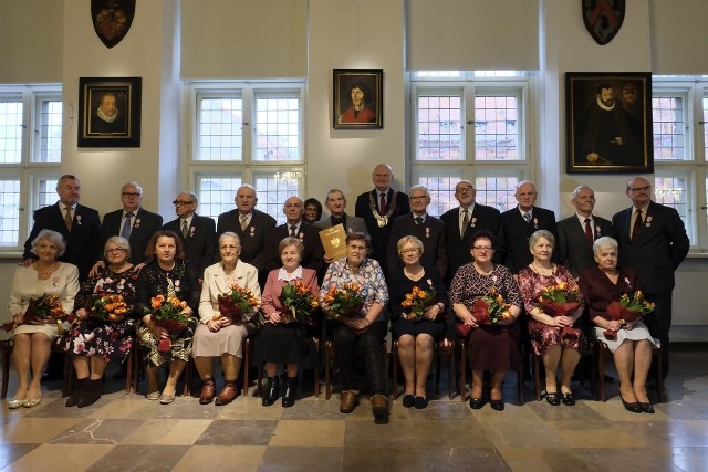 W piątek, w Sali Mieszczańskiej Ratusza Staromiejskiego, prezydent Torunia Michał Zaleski wręczył 11 parom przyznane przez prezydenta RP Andrzeja Dudę Medale za Długoletnie Pożycie Małżeńskie. Zobacz także: Maciej Zień w Toruniu. Słynny kreator mody na urodzinach butiku Nani. Zobaczcie zdjęcia!Odznaczenia otrzymali państwo: Regina I Henryk Drygalscy, Bogumiła I Zbigniew Gadomscy, Elżbieta I Ignacy Krzosowie, Krystyna i Felicjan Narlochowie, Jadwiga I Zbigniew Olesiowie, Halina I Kazimierz Olszewscy, Halina i Roman Rozesłańcowie – medal na 60-lecie małżeństwa, Krystyna i Andrzej Sassowie, Anna i Andrzej Sieradzcy, Urszula I Stanisław Wójcikowie – 51-lecie małżeństwa, Ewa I Zdzisław Wylegałowie.Polecamy: Robbie Williams wystąpi w grudniu 2019 roku Toruniu. Gdzie? Zaproszenia do zdobycia w Nowościach!