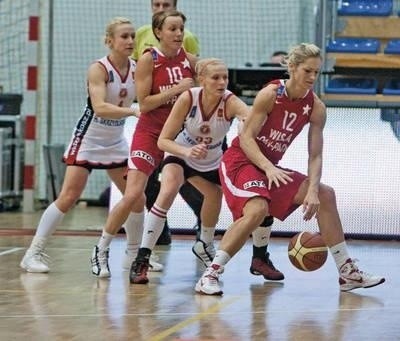 O lewej: Małgorzata Chomicka, Andja Jelavic, Eliza Gołumbiewska i Magdalena Leciejewska podczas sobotniego meczu Fot PAP/ Grzegorz Michałowski