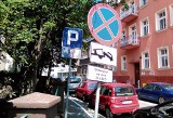 Znaki-zagadki w strefie parkowania