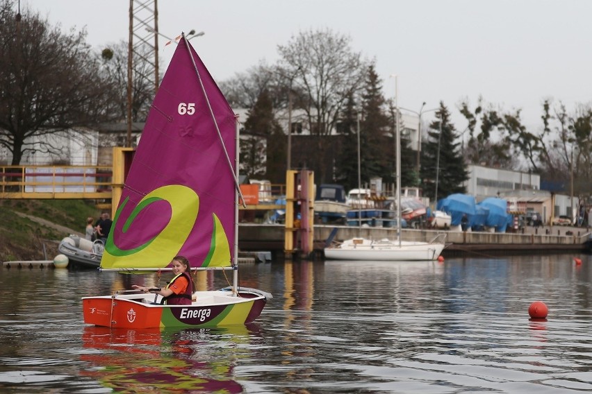 Podczas Energa Sailing dzieci uczą się, jak sterować łódką i...