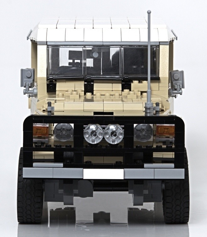 Toyota Land Cruiser J40 LEGO / Fot. LEGO