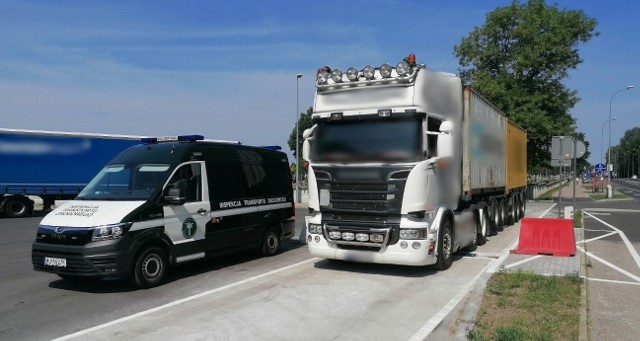 Kierowca TIR-a jechał za długo, nie robił niezbędnych przerw, a jego pojazd miał szereg usterek.