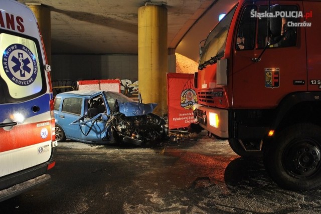 Wypadek przy stadionie Ruchu Chorzów na jezdni w stronę Katowic. 61-letni kierowca z Katowic wjechał samochodem w podporę wiaduktu. Zginął.